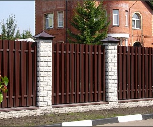 Забор из металлического штакетника Низино