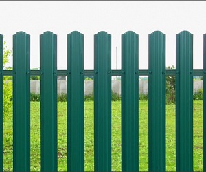 Забор из металлического штакетника Павлово