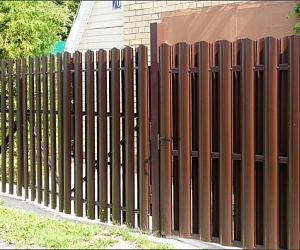 Забор из металлического штакетника Вырица