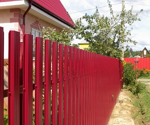 Забор из металлического штакетника Семрино