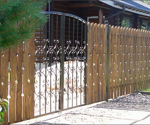 Забор из металлического штакетника Глажево