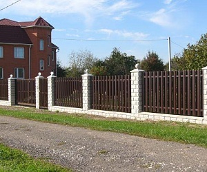 Забор из металлического штакетника Рощино
